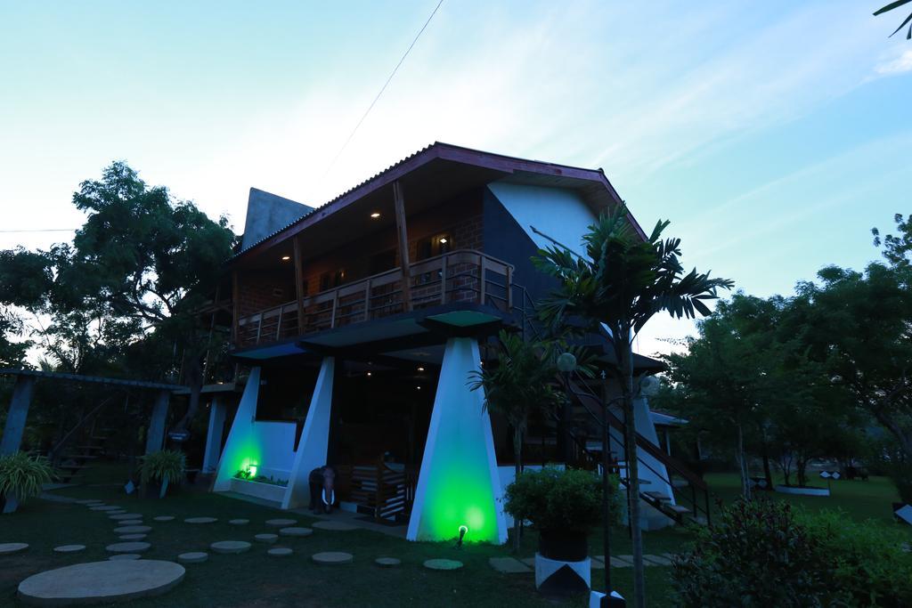 Eco Hotel Black & White - Anuradhapura Mihintale Exterior photo