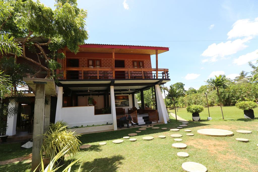 Eco Hotel Black & White - Anuradhapura Mihintale Exterior photo