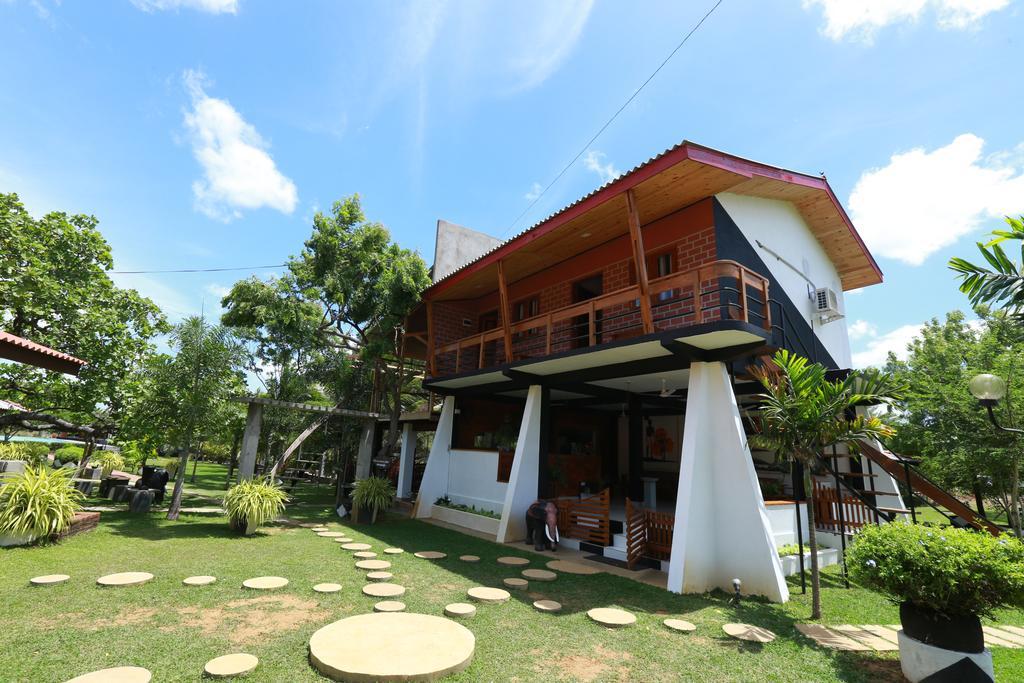 Eco Hotel Black & White - Anuradhapura Mihintale Exterior photo