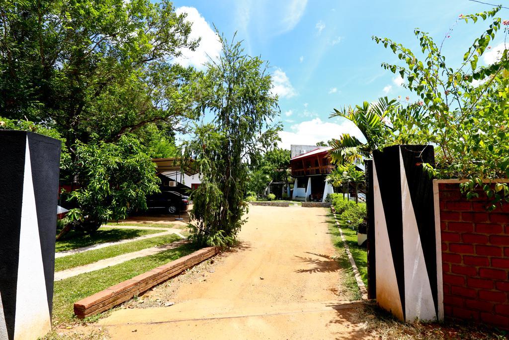 Eco Hotel Black & White - Anuradhapura Mihintale Exterior photo