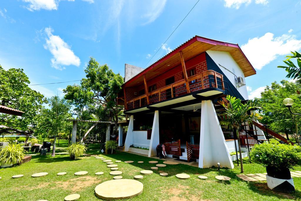 Eco Hotel Black & White - Anuradhapura Mihintale Exterior photo